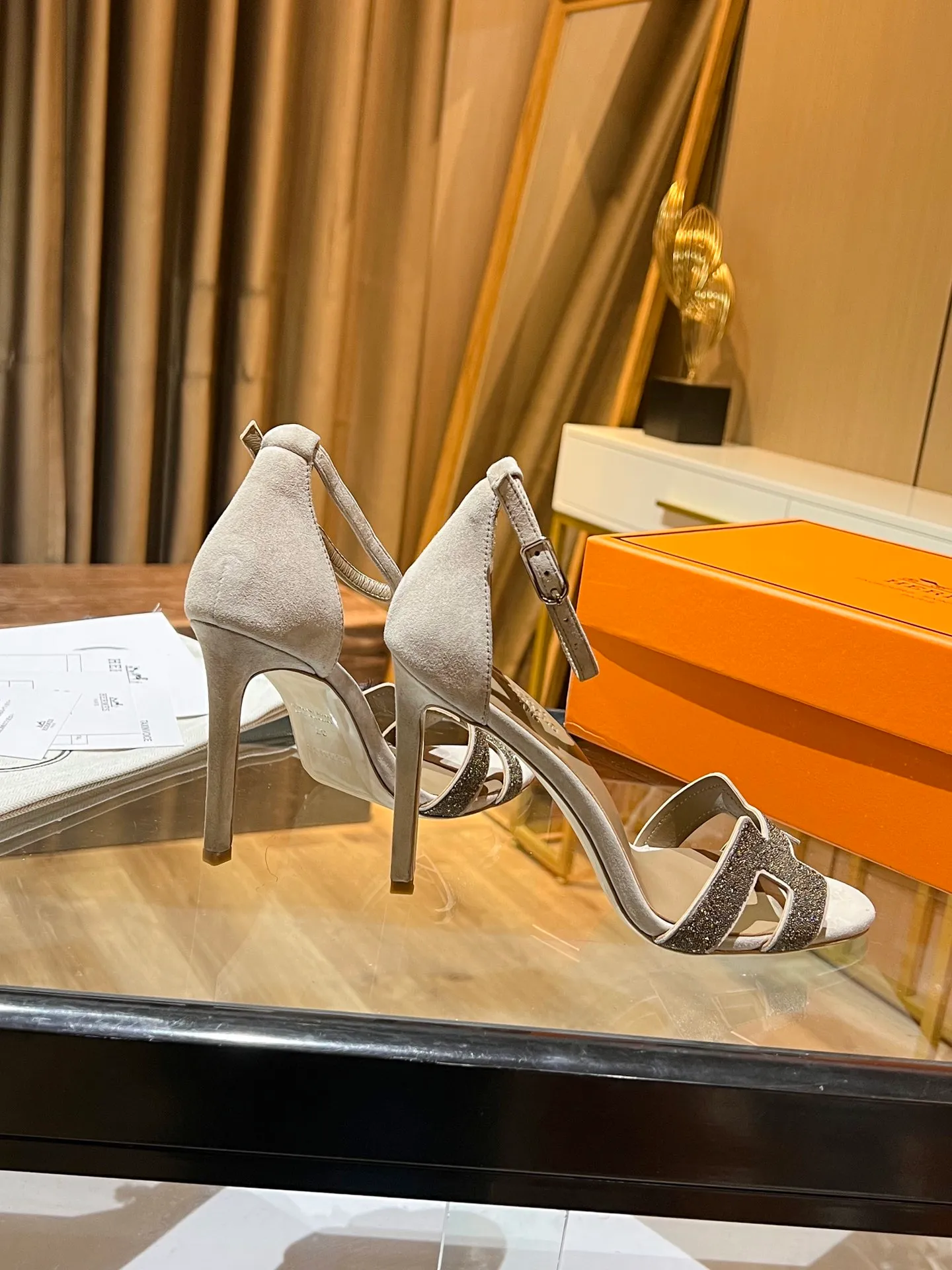 👟👟Ex-factory price 600👟👟 Hermès high-heeled sandals Hermès high-heeled shoes are the simplest, most durable and elegant I have ever seen! ! ! It can hold any style, and the height of 10.5cm is easy to control. Each color has its own unique style. You must buy this one, it is really easy to wear and look good! size: 35-40 (34.40.41 customization is non-returnable and non-exchangeable)